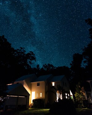 Luxury Townhouse, 3 Bedrooms | Individually furnished, bed sheets - Blueys Retreat (Blueys Beach)