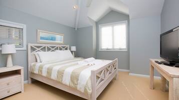 Luxury Townhome, 3 Bedrooms (Free Standing House) | Individually furnished, bed sheets