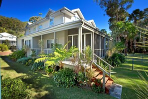 Mobiliario individual y ropa de cama