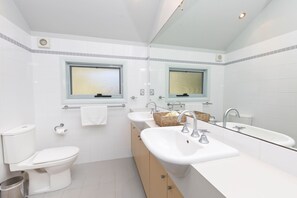 Luxe resortwoning, 3 slaapkamers (Free Standing House) | Badkamer | Gratis toiletartikelen, een haardroger, handdoeken