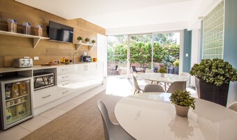 Geladeira, micro-ondas em uma área comum, cafeteira/chaleira