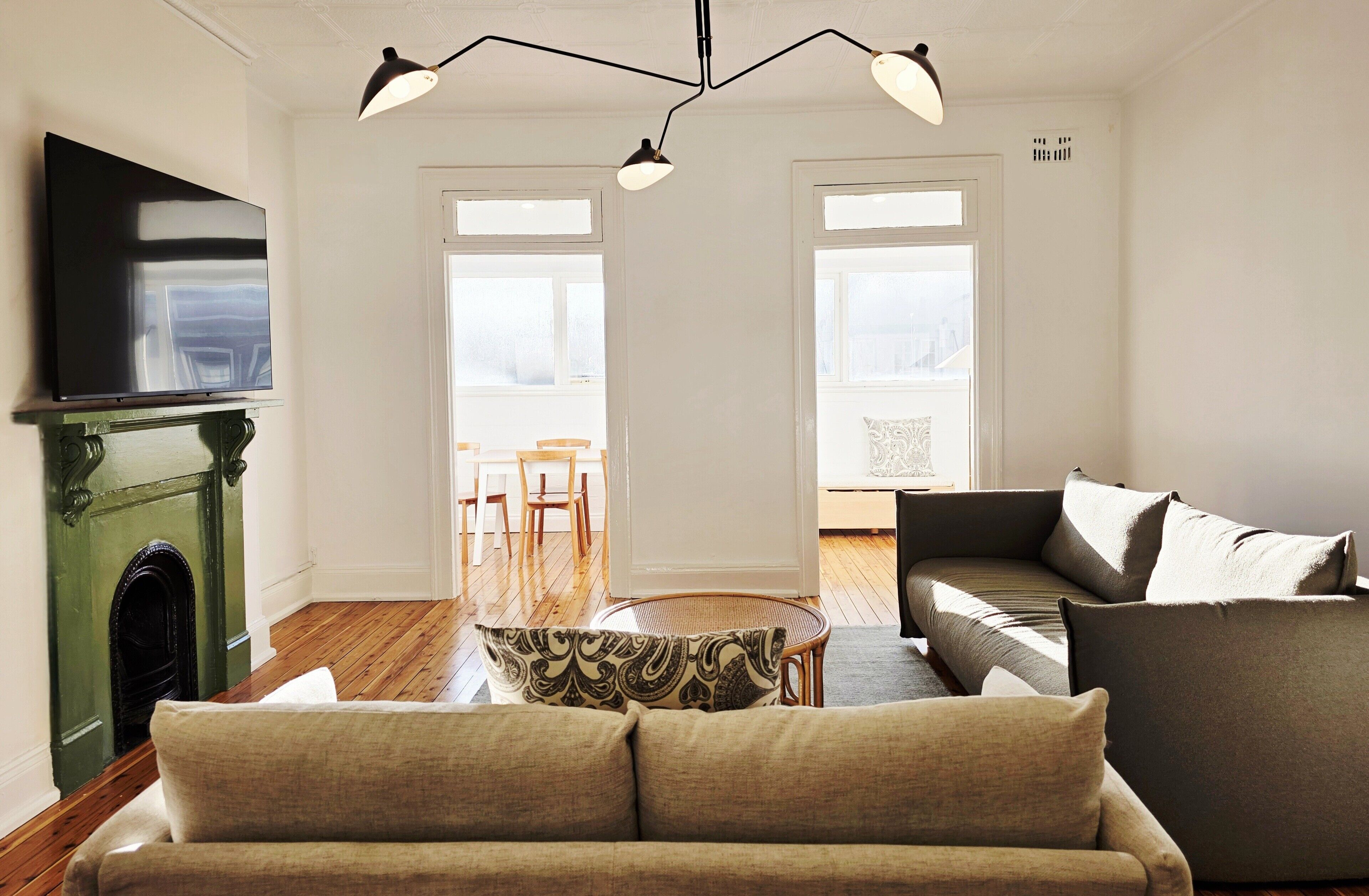 Departamento Deluxe, 2 habitaciones | Área de sala de estar | Televisión de pantalla plana 