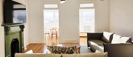 Appartement Deluxe, 2 chambres | Aire de séjour | Téléviseur à écran plat