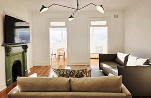 Leilighet – deluxe, 2 soverom | Oppholdsområde | Flatskjerm-TV