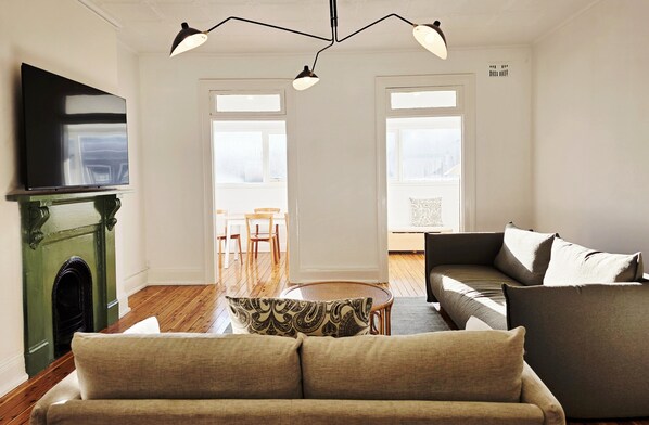 Apartamento luxo, 2 quartos | Área de estar | TV de tela plana