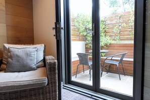 Deluxe Queen and Single (Private Balcony) | Iron/ironing board, free WiFi, bed sheets - Crown Hotel Surry Hills (Surry Hills)