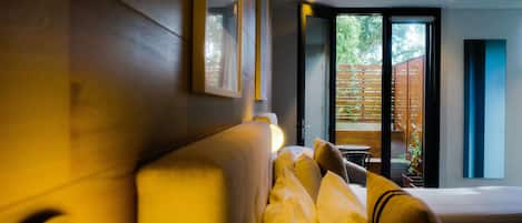 Deluxe Queen and Single (Private Balcony) | Bügeleisen/Bügelbrett, kostenloses WLAN, Bettwäsche