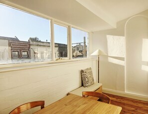 Apartamento luxo, 2 quartos | Sala de jantar