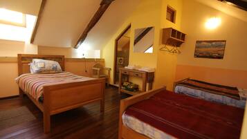 Chambre Triple Standard, 3 lits une place | Rideaux occultants, draps fournis