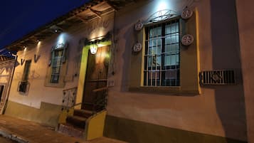 Bagian depan properti - sore/malam