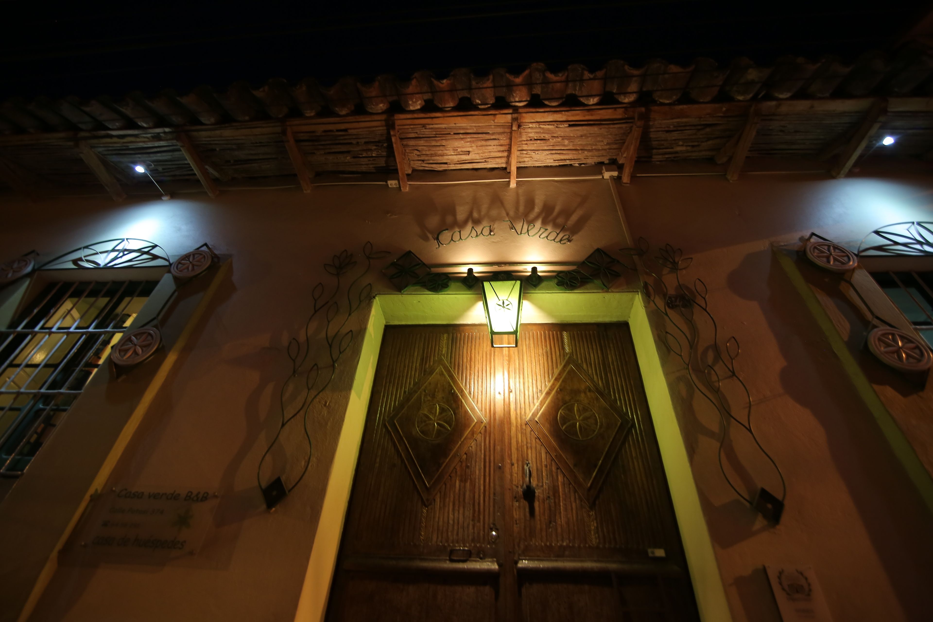 Fassade der Unterkunft – Abend/Nacht