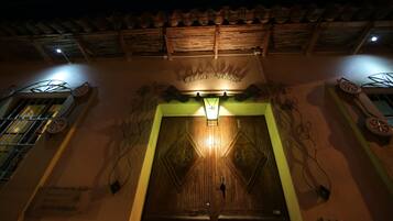 Fassade der Unterkunft – Abend/Nacht