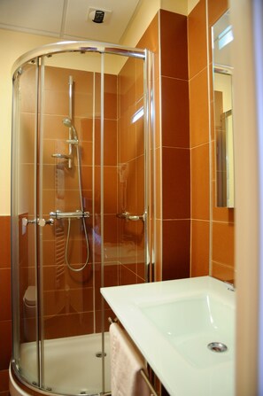Appartement 3 lits (3 personnes) | Bathroom