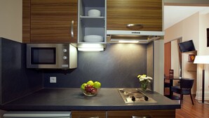 Appartement lits jumeaux avec baignoire (2 personnes) | Private kitchen | Fridge, microwave, stovetop, electric kettle - Le Métropole (Luxeuil-les-Bains)