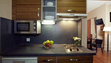 Superior Studio, 2 Single Beds, Bathtub | Private kitchenette | Fridge, microwave, stovetop, electric kettle