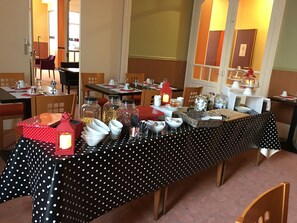 Daily buffet breakfast for a fee