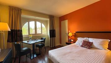 Studio lit double (2 personnes) | Premium bedding, laptop workspace, blackout drapes, soundproofing