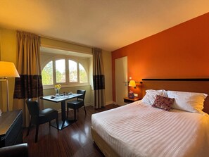 Standaard studio | Luxe beddengoed, een laptopwerkplek, verduisterende gordijnen