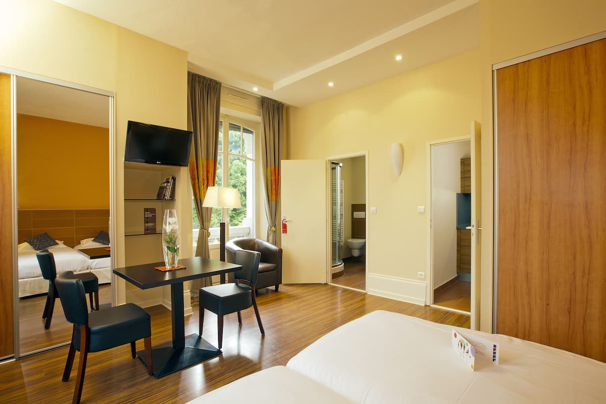 Appartement lits jumeaux avec baignoire (2 personnes)