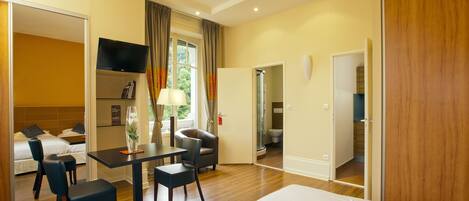 Appartement lits jumeaux avec baignoire (2 personnes) | Premium bedding, laptop workspace, blackout drapes, soundproofing