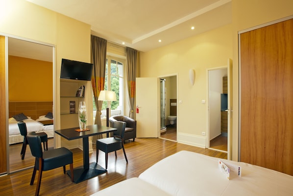 Appartement lits jumeaux avec baignoire (2 personnes)