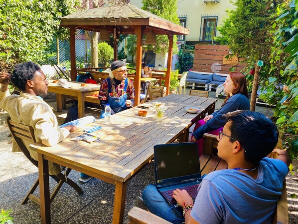 Garden - Hush Hostel Lounge (Istanbul)
