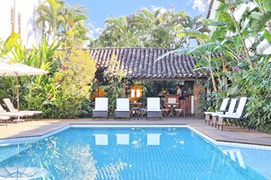 室外游泳池，池畔遮阳伞，日光浴躺椅