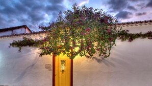 Un bâtiment avec une porte jaune et un mur blanc.