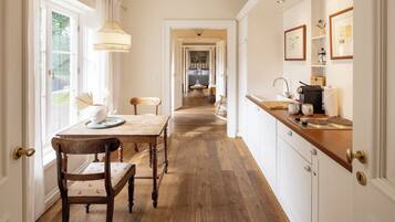 Deluxe Apartment | Private kitchen | Coffee/tea maker, electric kettle, cookware/dishes/utensils