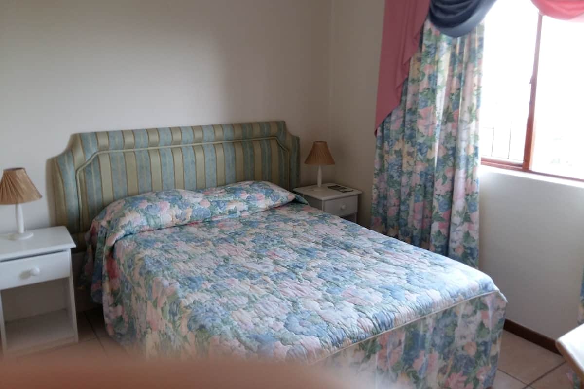 Sugar Bird | Soundproofing, iron/ironing board, bed sheets