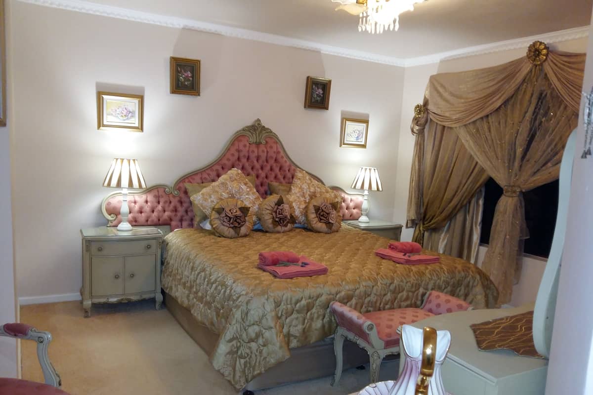 Deluxe Apartment, 3 Bedrooms, Sea View | Soundproofing, iron/ironing board, bed sheets