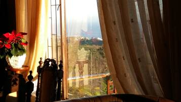 Deluxe Apartment, 3 Bedrooms, Sea View | In-room dining