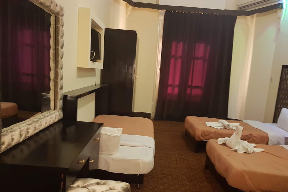 Quarto triplo luxo, 3 camas de solteiro, para não fumantes, vista para a cidade | 1 quarto, frigobar, individualmente decorados