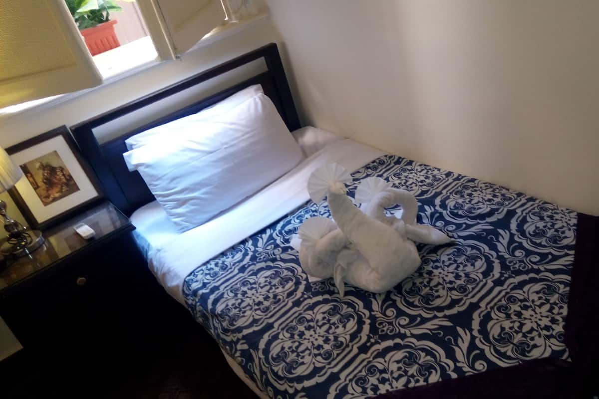 Quarto solteiro econômico | 1 quarto, frigobar, individualmente decorados
