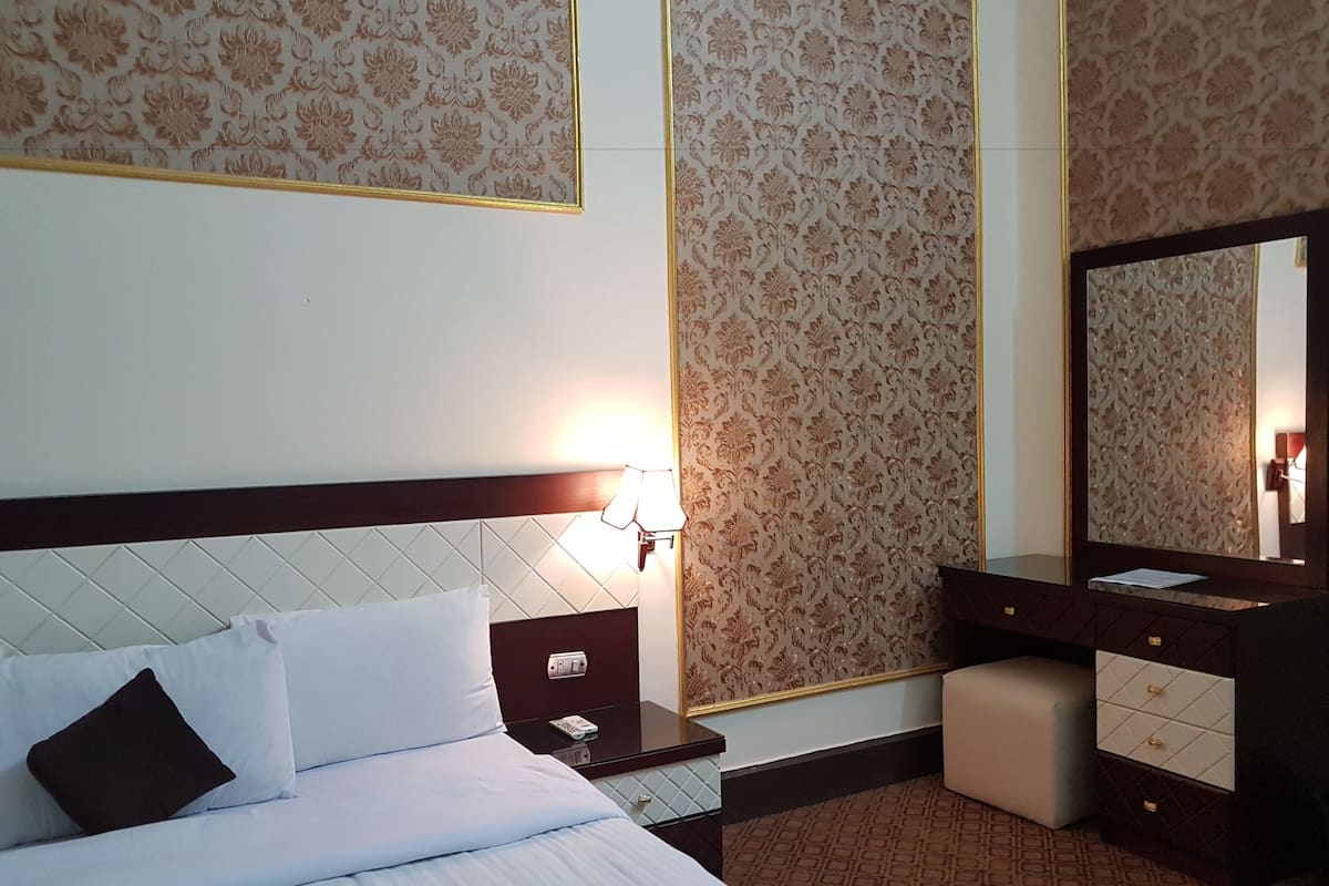 Quarto solteiro luxo, 1 cama King, para não fumantes, vista para a cidade | 1 quarto, frigobar, individualmente decorados