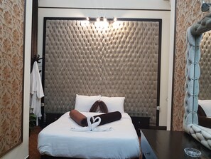 1 kamar tidur, minibar, dan didekorasi berbeda-beda