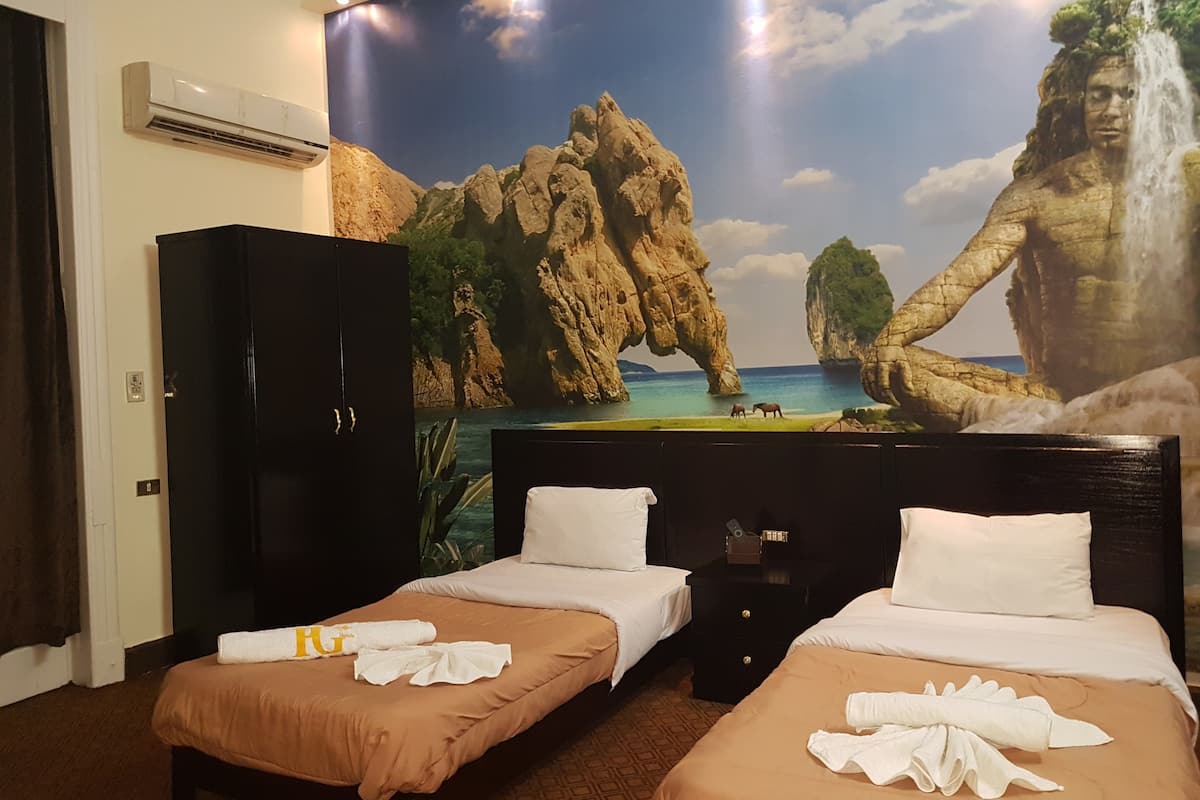 1 quarto, frigobar, individualmente decorados