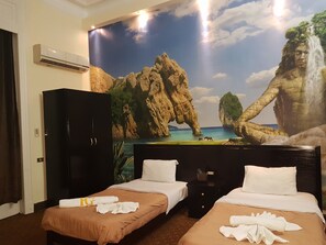 1 kamar tidur, minibar, dan didekorasi berbeda-beda