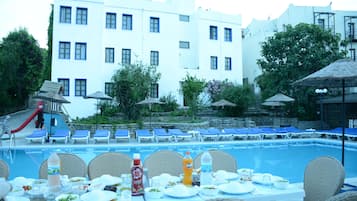 Piscina externa sazonal, guarda-sóis, espreguiçadeiras