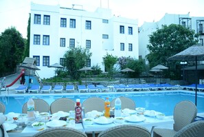 Piscine extérieure (ouverte en saison), parasols de plage