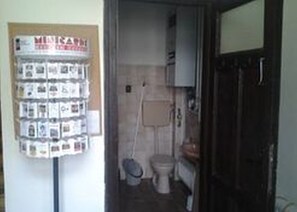 Dormitorio compartido, 1 cama individual | Baño | Tina con regadera y toallas