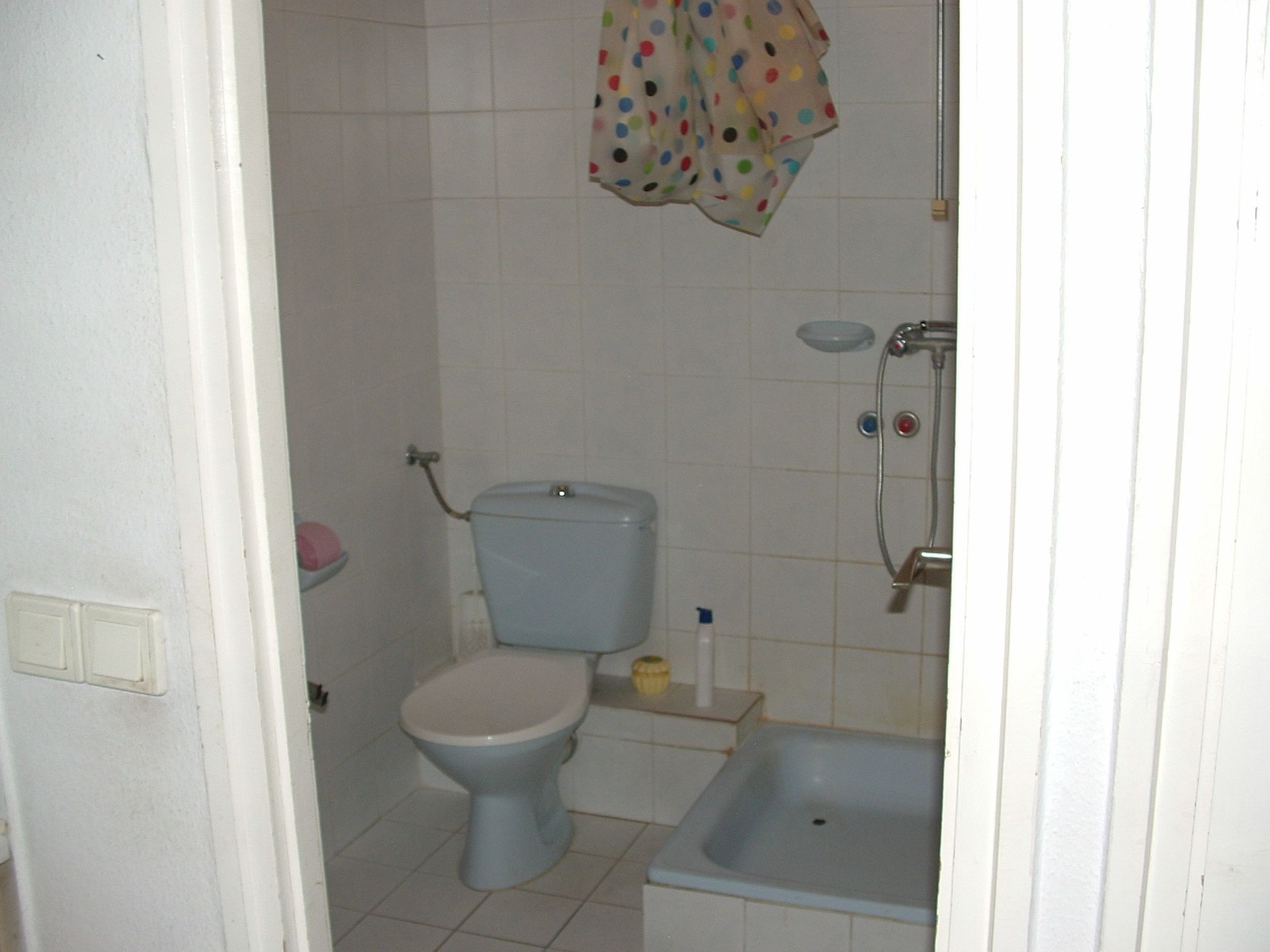 Combined shower/bathtub, towels