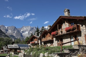 Vista frontal de la propiedad