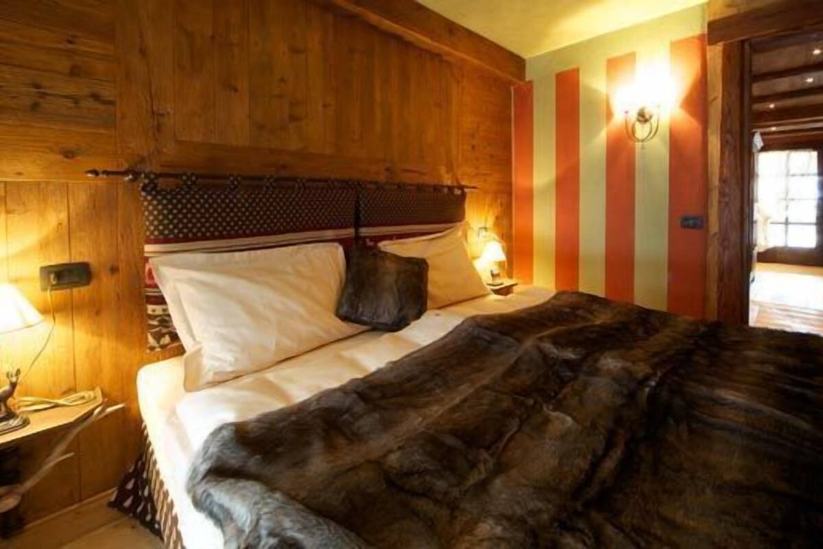 Habitación superior con 1 cama matrimonial o 2 individuales | Ropa de cama de alta calidad y caja de seguridad en la habitación 