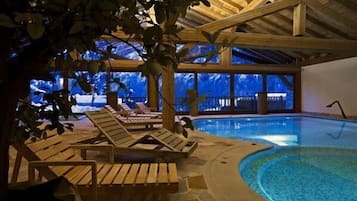 Indoor pool, sun loungers