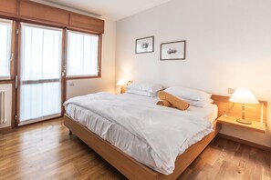 经典双人房 | 迷你吧、客房内保险箱、遮光窗帘、隔音