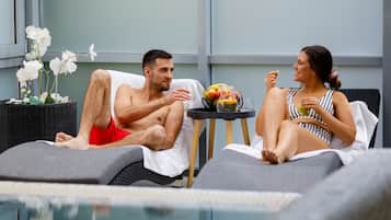 Un sauna, una bañera de hidromasaje, baño turco