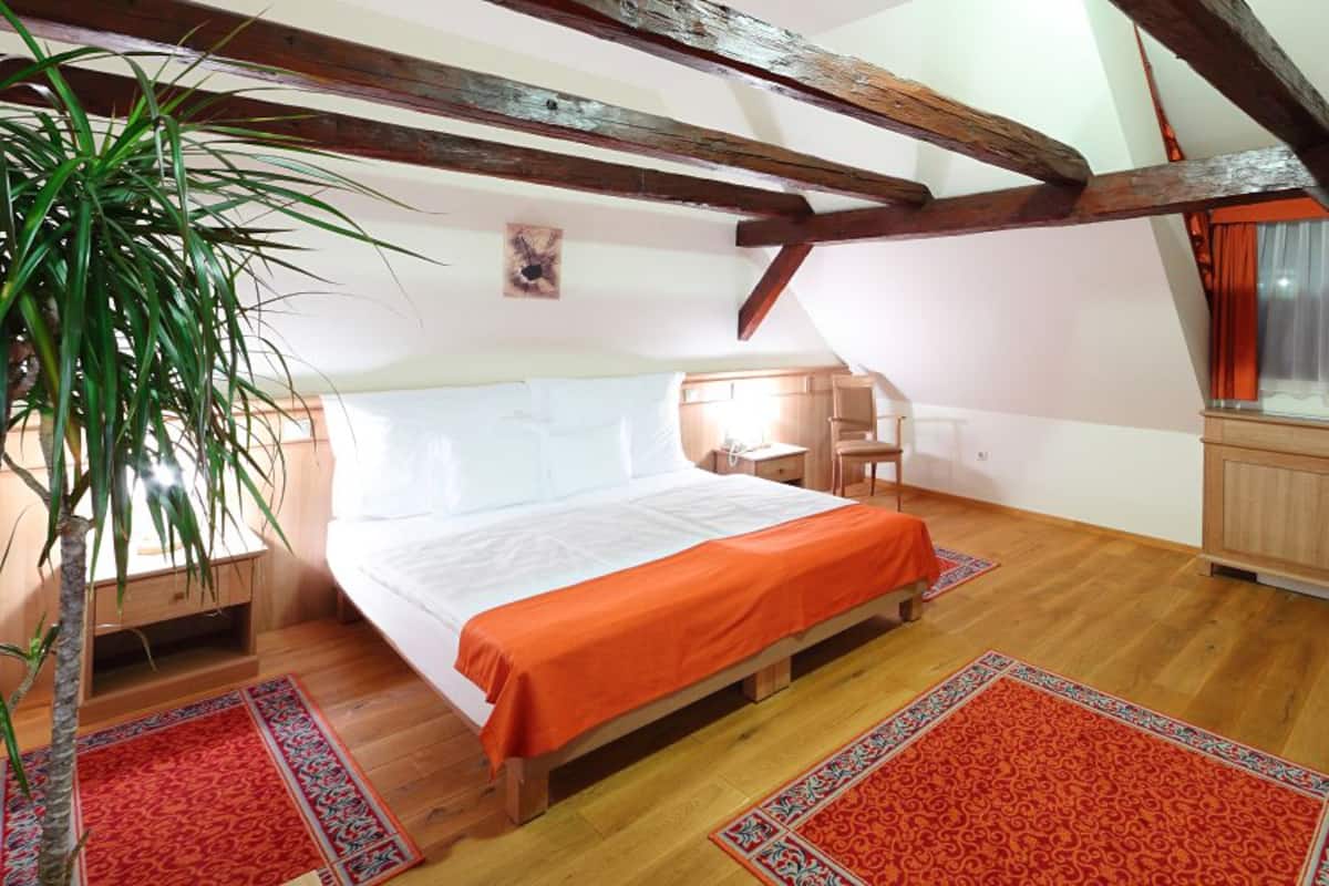 family room | minibar, in-room safe, desk, free wifi