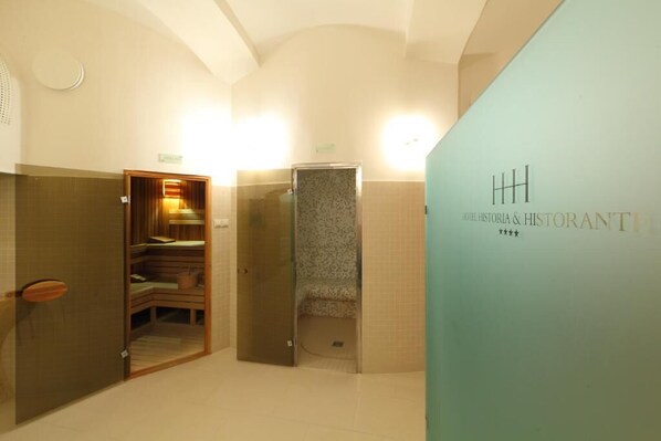 Un pasillo de hotel con una puerta de madera que indica "Lobby" y una pared espejada.