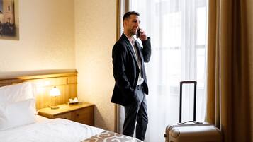 Standard-Doppel- oder -Zweibettzimmer | Minibar, Zimmersafe, Schreibtisch, kostenloses WLAN